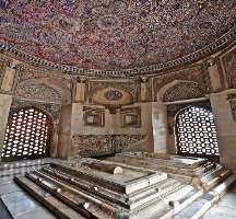 Jamali- Kamali tomb is also popular as the most haunted place in Delhi. Many visitors felt djinns with evil intentions while many claim to have slappe